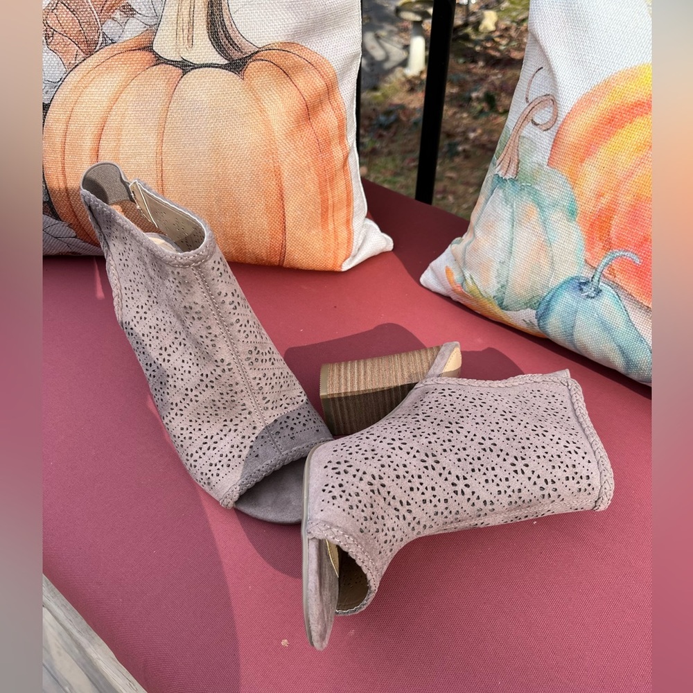 LC Lauren Conrad New high front open toe and heel shoes with elastic back strap.